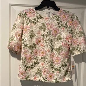 NWT Pretty Floral Lace embroidered Top w/puff short sleeves & back zipper